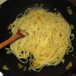 amestecam spaghetele cu usturoi si ulei