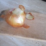 taiem ceapa pentru supa de dovleac