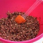 se amesteca ingredientele pentru granola de casa