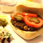 Asa arata burgerul vegetal, chiar vegan, dupa reteta noastra. Este absolut delicios!