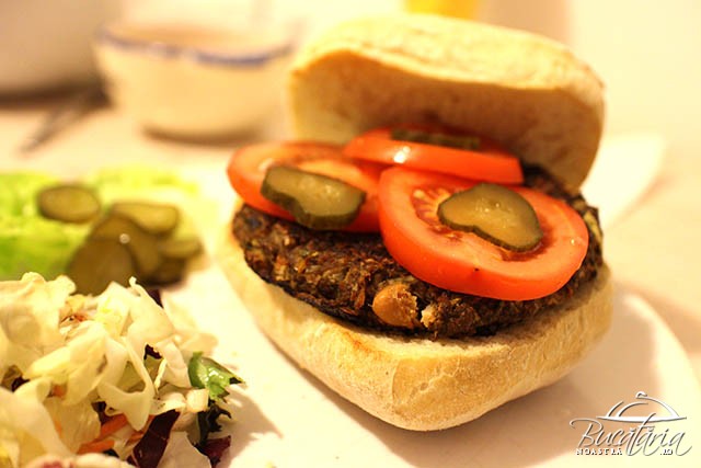 Asa arata burgerul vegetal, chiar vegan, dupa reteta noastra. Este absolut delicios!