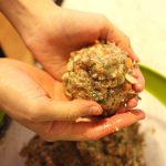 Modelam burgerii vegetali cu mana