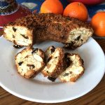 o felie de paine dulce cu nuci