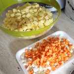 pregatim legumele pentru ciorba de cartofi cu afumatura